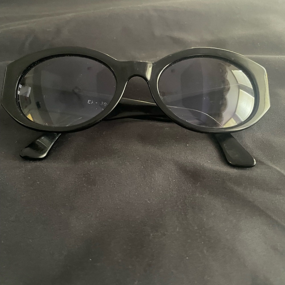 Elegant Black Oval Sunglasses